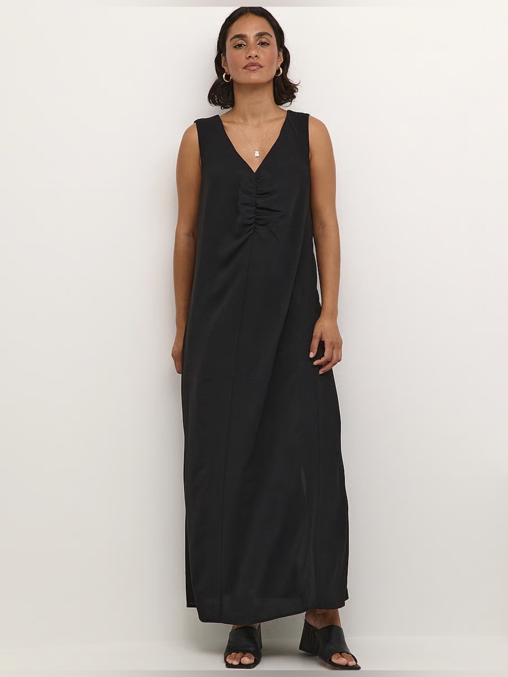 KAFFE - Kasilja Dress in Black. Gathered at the V-neck bust. Sleeveless. V back.